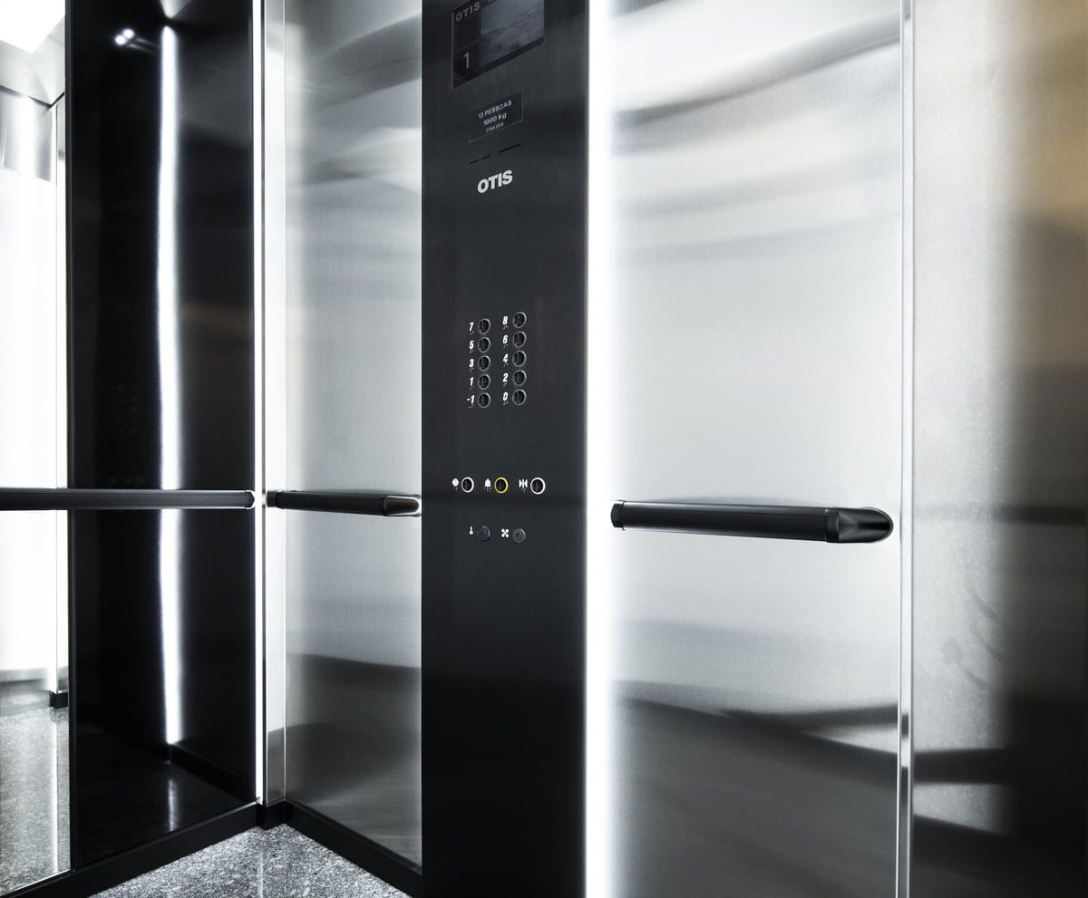 Modernização tecnológica de elevadores: conheça os benefícios dos kits FlexDrive e E322 Regen