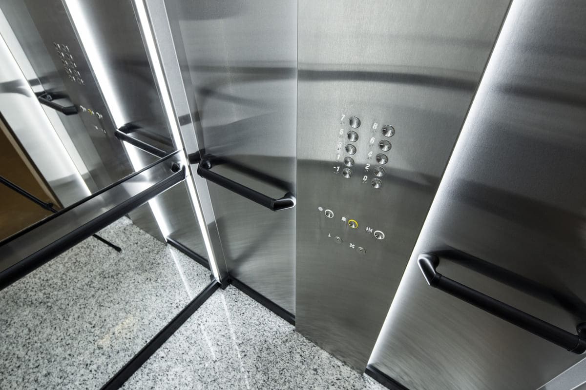 interior de um elevador